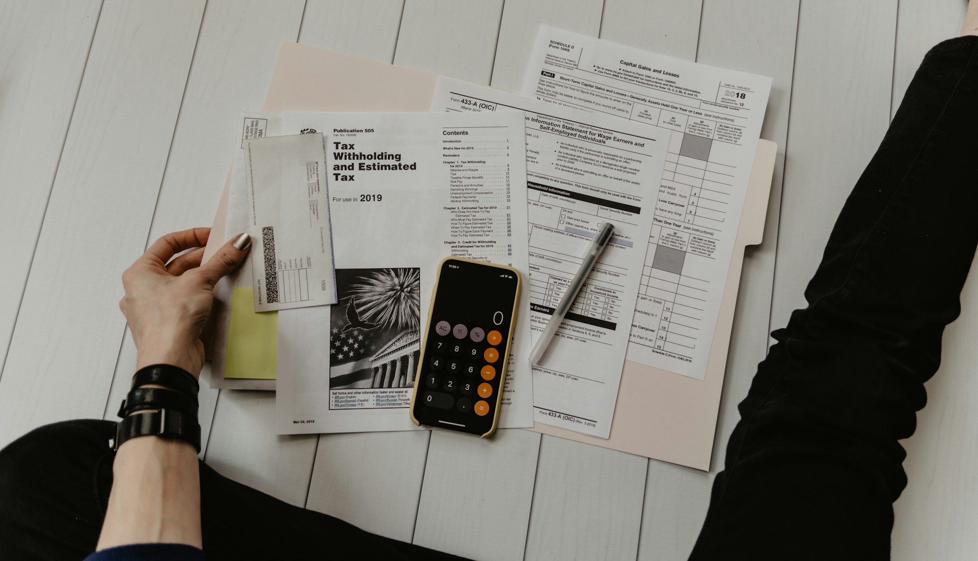 Documentos e calculadora sobre a mesa